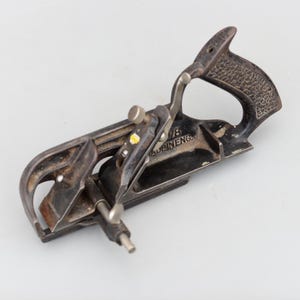 Può includere: Una tazza di ceramica bianca con manico nero e la scritta "But First, Coffee" in nero, in grassetto. La tazza è su una superficie bianca. La tazza è alta circa 10 cm.