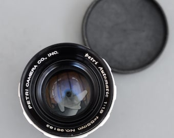 1970年代のヴィンテージ Petri FT 35 mm フィルムカメラ（革製ケース