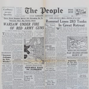 Op de afbeelding: Een historische krantenpagina van "The People" met krantenkoppen over de Tweede Wereldoorlog, waaronder "Warschau onder vuur" en "Rommel verliest 283 tanks". Bevat een kaart en diverse artikelen.