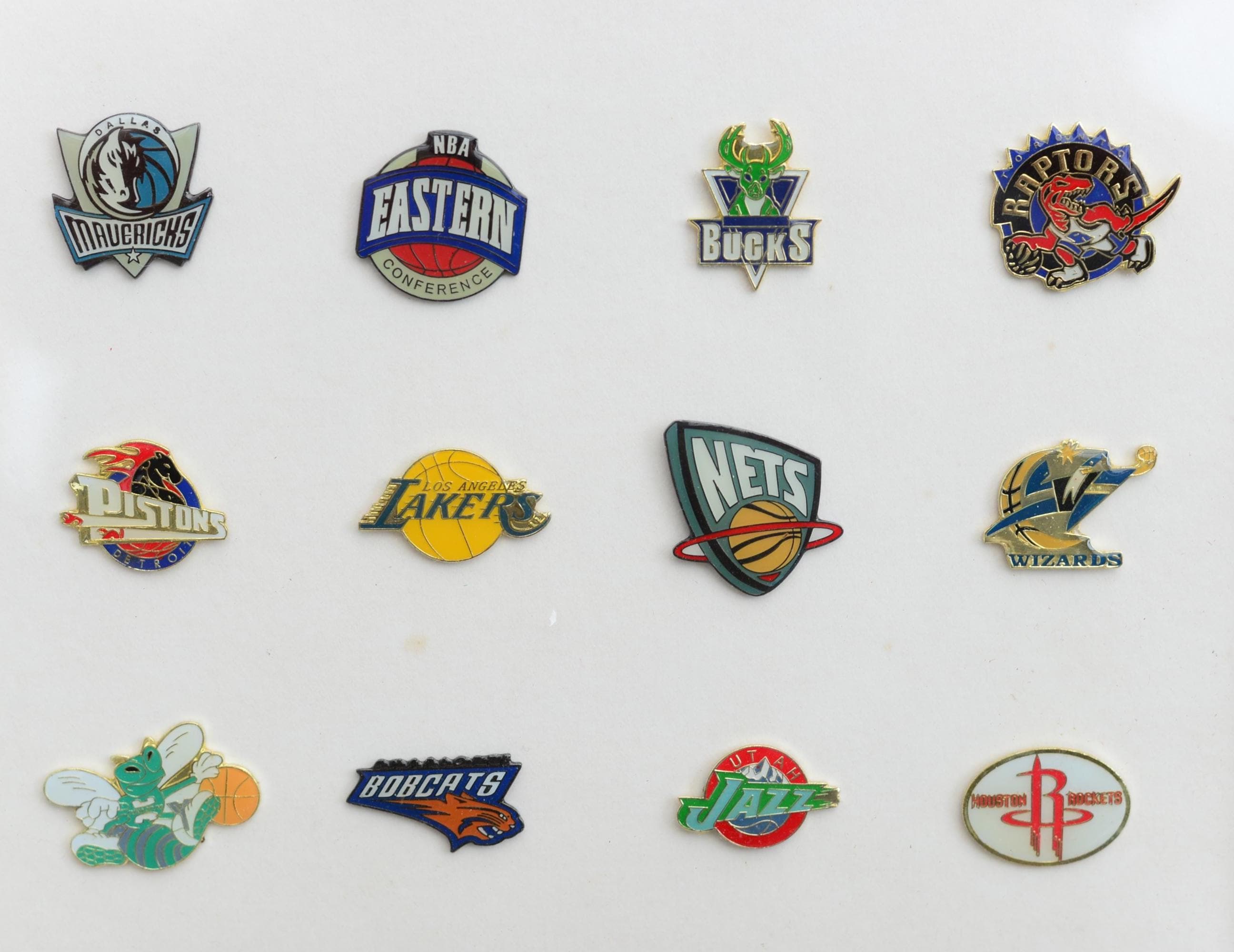Set 30 Vintage Pin Badge NBA Basketball Team Badges Chicago Bulls