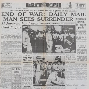 Puede incluir: Un periódico Daily Mail vintage del 3 de septiembre de 1945, con el titular "END OF WAR: DAILY MAIL MAN SEES SURRENDER". La portada presenta imágenes de figuras militares y texto sobre el fin de la guerra.