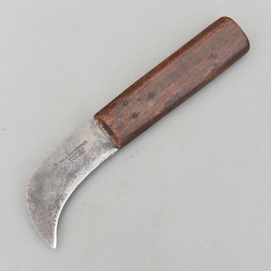 Può includere: Un set di tre tazze in ceramica con finitura opaca e macchiettata. Le tazze sono nei toni del crema, grigio chiaro e grigio scuro. Ogni tazza ha un design semplice e minimalista.