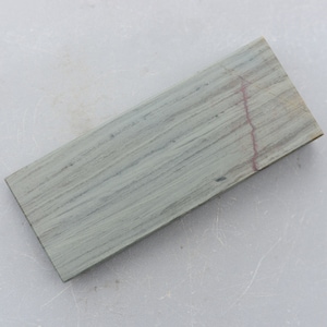 Könnte beinhalten: Ein rechteckiger Schleifstein in hellgrau mit einer dünnen rosa Linie, die in der Mitte verläuft.