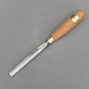 Puede incluir: Una herramienta de talla con mango de madera y hoja de metal. La hoja está etiquetada con "Ashley Iles Ltd. Sheffield England".