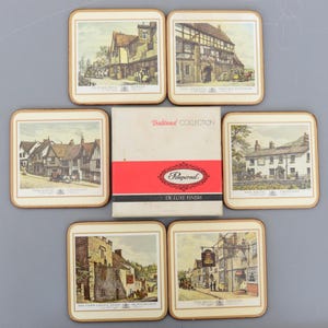 Könnte beinhalten: Ein Set aus sechs quadratischen Untersetzern mit Bildern historischer Gebäude, zusammen mit einer Box. Die Untersetzer haben einen hellbraunen Rand und zeigen detaillierte Illustrationen. Die Box ist rot und schwarz mit dem Text "Traditional Collection" und "Pimpernel".