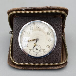 Vintage in het buitenland gemaakte mechanische reisklok werkt