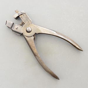 Puede incluir: Una herramienta de alicates de metal plateado con un mango texturizado y el texto "The Crescent Tool Co. Jamestown, N.Y. U.S.A. Made in U.S.A." en el lateral.