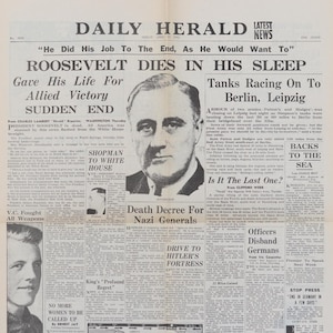 Peut inclure: Une page de journal d'époque du Daily Herald datée du 13 avril 1945, avec le titre « Roosevelt meurt dans son sommeil ». L'image comprend un portrait du président Roosevelt et des articles sur la Seconde Guerre mondiale.