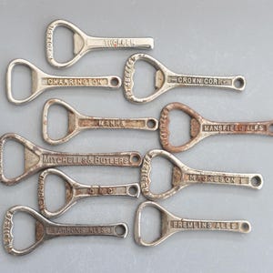 Puede incluir: Diez abridores de botellas vintage con diferentes nombres de cervecerías, incluyendo Charrington, Manns, Mitchell's & Butlers, Thoreen, Crown Cork, Mansfield Ales, Mackeson, Fremlins Ales y Farsons Ales.