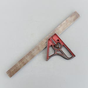 Peut inclure: Une équerre en métal rouge et argent avec une règle graduée en pouces. La règle mesure 30 pouces de long.