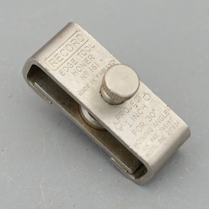 Puede incluir: Afilador de bordes Record No. 161 de plata, fabricado en Inglaterra. Proyecta 1/1 pulgada para un ángulo de afilado de 30 grados. La patente del Reino Unido 795157 y la patente australiana 217934 están impresas en la herramienta.