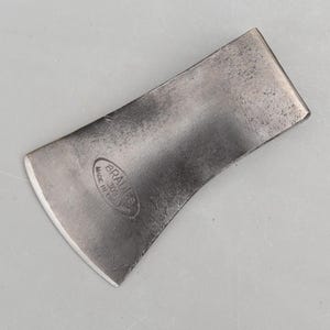 Pode incluir: Uma cabeça de machado desgastada com uma lâmina curva e uma parte superior plana. O metal tem uma aparência desgastada e texturizada. O texto "BRADIES 309 MADE IN ENGLAND" está estampado na superfície. Para trabalhos em madeira.
