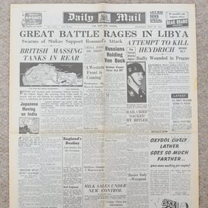 Peut inclure: Une page de journal Daily Mail datée du 28 mai 1942, avec des titres sur la guerre en Libye et d'autres événements mondiaux. Le papier jauni présente des articles, des cartes et des publicités de l'époque.