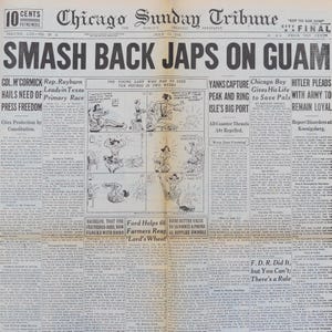 Puede incluir: Una portada de periódico vintage del Chicago Sunday Tribune, con fecha de julio de 1944, con titulares sobre la Segunda Guerra Mundial, incluyendo "Smash Back Japs on Guam". El diseño incluye artículos, ilustraciones y anuncios.