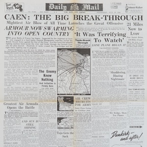 Peut inclure: Une page de journal d'époque du 19 juillet 1944, avec le titre "CAEN: LE GRAND PERCÉE." L'article traite de l'offensive alliée en France, avec des cartes et du texte. Le journal est le "Daily Mail."
