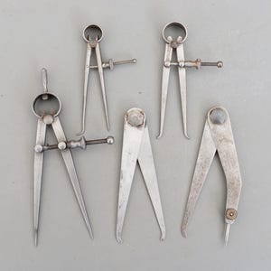 Puede incluir: Cinco calibradores de metal plateado, una herramienta de medición utilizada para medir los diámetros internos y externos de los objetos.