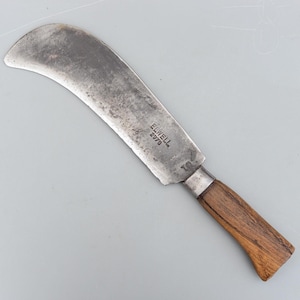 Puede incluir: Un cuchillo antiguo de hoja curva con mango de madera. La hoja metálica muestra signos de desgaste. El mango de madera está unido a la hoja con un collar metálico. El texto "ELWELL 2978" está estampado en la hoja.