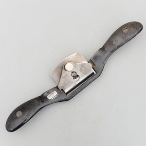 Könnte beinhalten: Rustikales Holzschild mit dem Text "Welcome to our home" in weißer Schrift. Das Schild hat eine Used-Optik und ein schlichtes, einladendes Design, perfekt für eine Veranda oder einen Eingangsbereich.