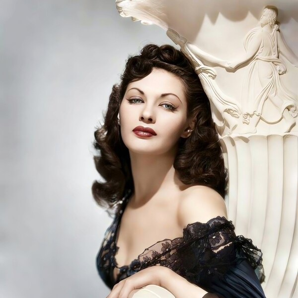 Portrait en studio d'Yvonne de Carlo v. années 1940 | couleur | plusieurs tailles | actrice | dame de premier plan | beauté classique | vieux glamour hollywoodien [C181]