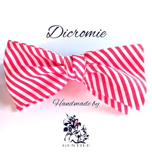 Puede incluir: Una pajarita a rayas rojas y blancas con el texto "Dicromie Handmade by Gentile" debajo.