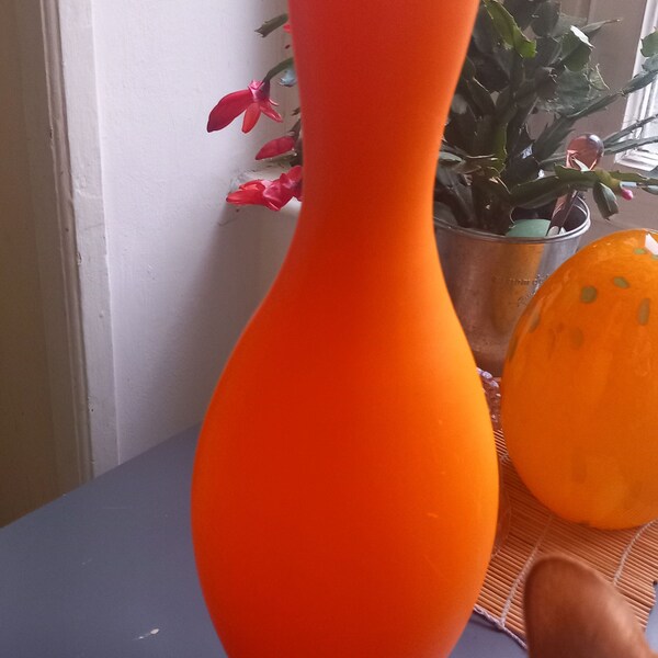 Lamp in the shape of a bowling pin in orange plastic, iconic pop art Bowling knock off lamp.