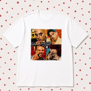 Może przedstawiać: Biały t-shirt z kr&oacute;tkim rękawem z kwadratowym nadrukiem graficznym przedstawiającym czterech członk&oacute;w zespołu 5 Seconds of Summer. Projekt zawiera tekst 5SOS, 5 SECONDS OF SUMMER oraz EST. 2011, z kolorowymi akcentami i symbolami w stylu graffiti.