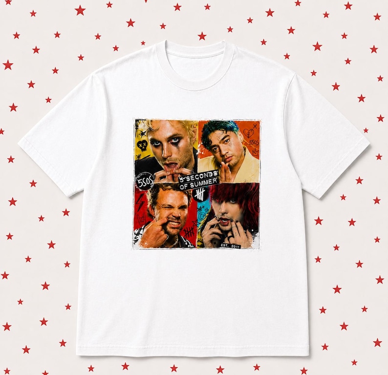 Może przedstawiać: Biały t-shirt z kr&oacute;tkim rękawem z kwadratowym nadrukiem graficznym przedstawiającym czterech członk&oacute;w zespołu 5 Seconds of Summer. Projekt zawiera tekst 5SOS, 5 SECONDS OF SUMMER oraz EST. 2011, z kolorowymi akcentami i symbolami w stylu graffiti.