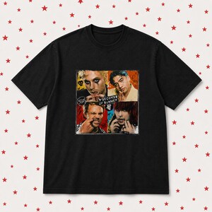Może przedstawiać: Czarny t-shirt z kr&oacute;tkim rękawem z kwadratowym nadrukiem graficznym zespołu 5 Seconds of Summer. Wz&oacute;r przedstawia cztery indywidualne portrety członk&oacute;w zespołu w układzie siatki z nadrukowanym tekstem 5SOS oraz 3 Seconds of Summer.