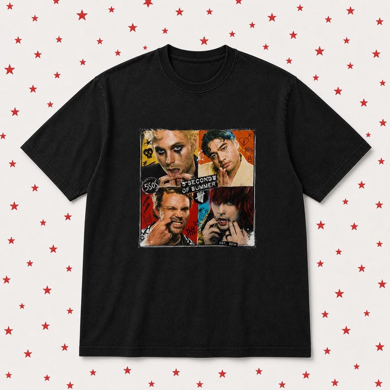 Może przedstawiać: Czarny t-shirt z kr&oacute;tkim rękawem z kwadratowym nadrukiem graficznym zespołu 5 Seconds of Summer. Wz&oacute;r przedstawia cztery indywidualne portrety członk&oacute;w zespołu w układzie siatki z nadrukowanym tekstem 5SOS oraz 3 Seconds of Summer.