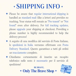 Może przedstawiać: Biała grafika informacyjna z niebieskim tekstem zatytułowana SHIPPING INFO. Szczeg&oacute;łowo opisuje zasady poczty międzynarodowej, ograniczenia śledzenia i aktualizacje włoskich usług pocztowych. Na dole znajduje się BE BRAVE, Only The Brave Shop oraz ikona niebieskiej koperty.