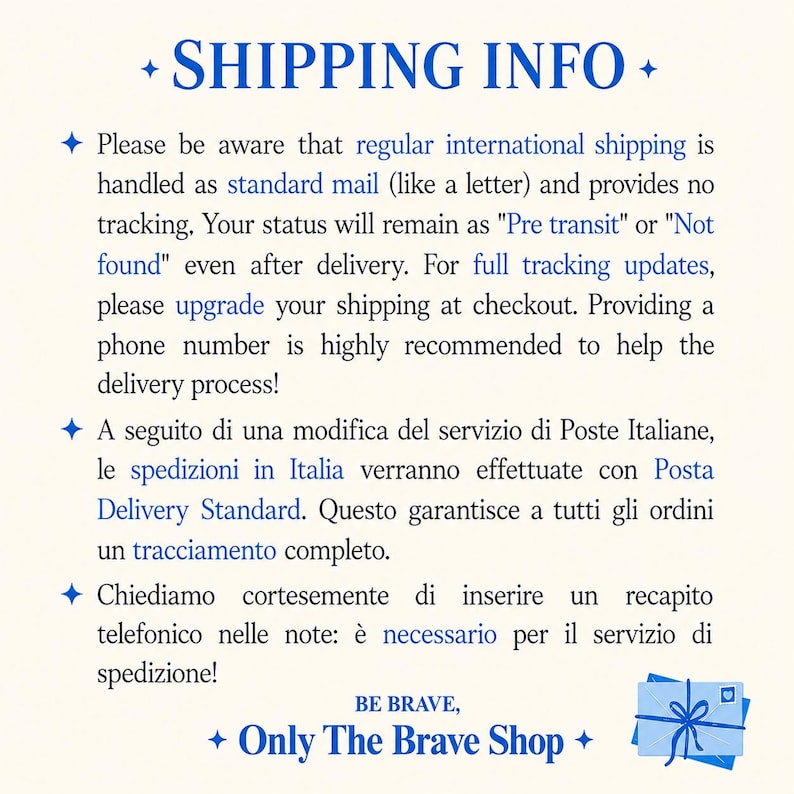 Może przedstawiać: Biała grafika informacyjna z niebieskim tekstem zatytułowana SHIPPING INFO. Szczeg&oacute;łowo opisuje zasady poczty międzynarodowej, ograniczenia śledzenia i aktualizacje włoskich usług pocztowych. Na dole znajduje się BE BRAVE, Only The Brave Shop oraz ikona niebieskiej koperty.