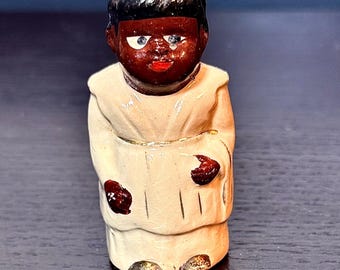 Figura vintage pintada a mano, salero de estilo arte popular afroamericano.