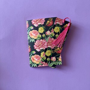 Idea regalo! Set coordinato fatto a mano personalizzabile - Taccuino A6 con fogli bianchi & segnalibro abbinato con nappina