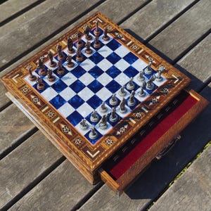 Jogo de xadrez de metal personalizado feito à mão: tabuleiro de madeira para armazenamento