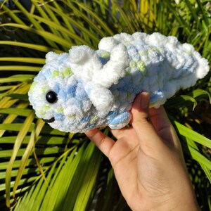 Mini peluche de ajolote de ganchillo.