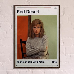 Könnte beinhalten: Ein gerahmtes Poster für den Film "Rote Wüste" mit einer Frau in einem grauen Pullover. Das Poster hat einen braunen Rahmen und enthält den Namen des Regisseurs, Michelangelo Antonioni, und das Jahr 1965.