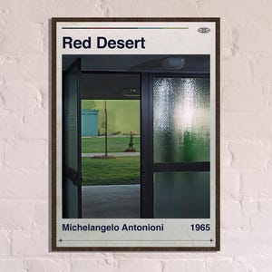 Könnte beinhalten: Gerahmtes Poster mit dem Titel "Red Desert", dem Namen "Michelangelo Antonioni" und dem Jahr "1965". Das Bild zeigt einen Blick durch eine Tür, mit einem grünen Rasen und einem Baum draußen.