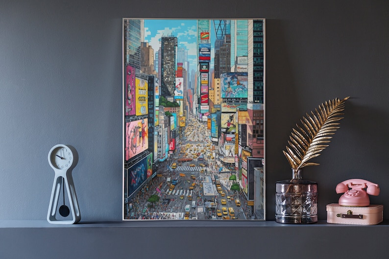 Pu&ograve; includere: Un dipinto incorniciato di Times Square a New York, che mostra una vista dall'alto dell'incrocio iconico con i suoi imponenti edifici e i suoi cartelloni luminosi.