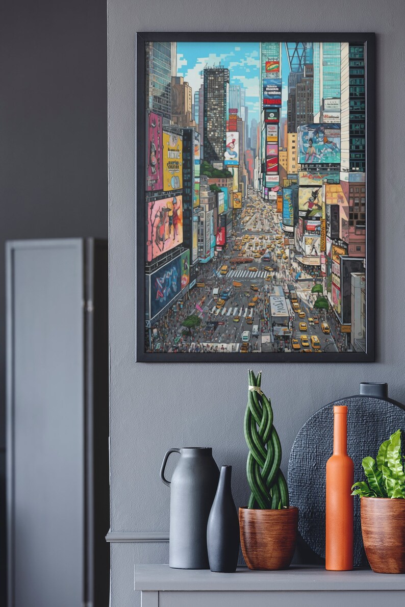 Pu&ograve; includere: Una stampa incorniciata di una citt&agrave; colorata con edifici alti e una scena di strada trafficata. La stampa &egrave; appesa a un muro grigio sopra un tavolo grigio con un vaso, una pianta e una bottiglia.