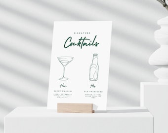 Puede incluir: Una tarjeta blanca con el texto "Signature Cocktails" en letras verdes. La tarjeta presenta dibujos de línea de una copa de martini y una botella de cerveza. El texto "Hers" está sobre la copa de martini y el texto "His" está sobre la botella de cerveza. La tarjeta también incluye los nombres de los cócteles y sus ingredientes.