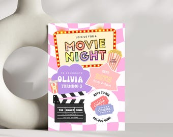 以下が含まれることがあります： ピンクと白のチェック柄の背景に、映画の夜の招待状。招待状には、カラフルな文字で「Movie Night」、ポップコーン、映画のチケットが描かれています。招待状はオリビアの3歳の誕生日用です。