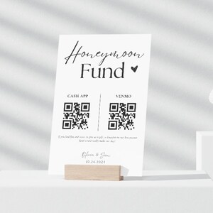 Könnte beinhalten: Eine weiße Karte mit schwarzem Text, der "Honeymoon Fund" mit einem Herzsymbol lautet. Die Karte enthält zwei QR-Codes, einen für Cash App und einen für Venmo. Die Karte enthält auch den Text "Olivia & Sam 10.24.2023".