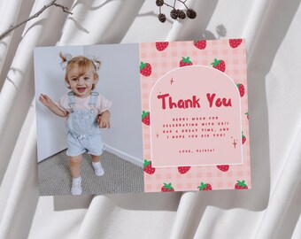 Può includere: Biglietto di ringraziamento rosa e bianco con motivo a fragole e la scritta "Thank You". La carta include una foto di un bambino sorridente con una tuta. Il testo recita "Berry much for celebrating with us!"