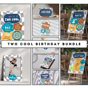 Può includere: Un pacchetto di compleanno "Two Cool" con inviti, cartelli di benvenuto e biglietti di ringraziamento. I disegni includono un motivo a scacchi, una cornice per foto e testo come "Ray is Two Cool" e "Thank You". La combinazione di colori include blu, arancione e verde.