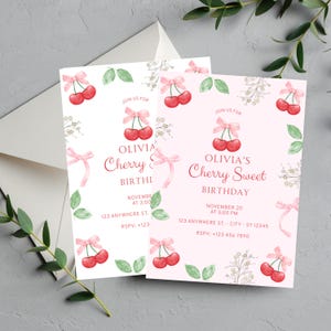 Pode incluir: Dois cartões de convite de aniversário retangulares com fundo rosa claro, apresentando ilustrações em aquarela de cerejas vermelhas com laços rosa, folhas verdes e pequenas flores brancas. O texto diz: JOIN US FOR OLIVIA'S Cherry Sweet BIRTHDAY.