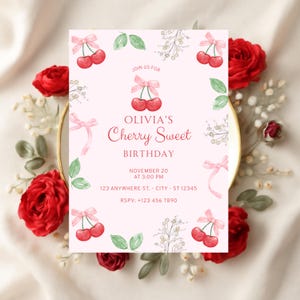 Peut inclure: Une invitation rose pour l'anniversaire d'Olivia, avec l'inscription "Cherry Sweet Birthday" en rouge. La carte présente des illustrations à l'aquarelle de cerises avec des nœuds roses, des feuilles vertes et des accents floraux. Des roses rouges et des fleurs blanches entourent la carte.