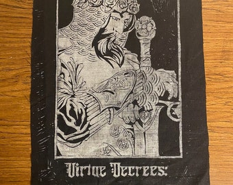 Puede incluir: Imagen en blanco y negro de un caballero con armadura y una corona de rosas. El caballero sostiene una espada y el texto "Virtue Decrees: All Lawmen Must Die" está impreso debajo de la imagen.