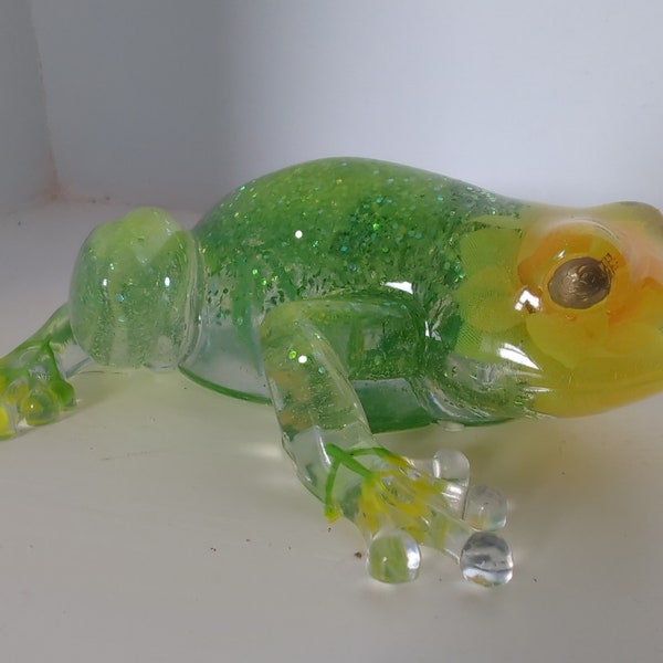 Stunning resin frog ornament