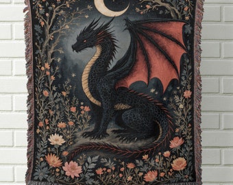 Puede incluir: Un tapiz tejido con un dragón negro con alas rojas y una luna creciente sobre él, sobre un fondo de diseños florales en tonos rosas, verdes y marrones.