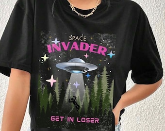 Space Invader UFO Camicia Divertente Alien Graphic Tee UFO Cute Outer Space Science Fiction Retro Alien Funny Shirt Distress Extraterrestrial tee